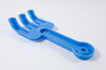 Rastel azul de plástico com fundo branco