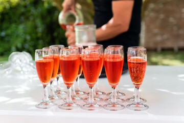 Fila di bicchieri con aperitivo 