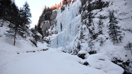Fototapeta na wymiar the icefall in the Serrai di Sottoguda