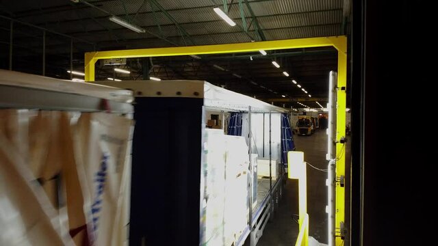 arc automation system for reading pallet codes in the truck side loading logistics