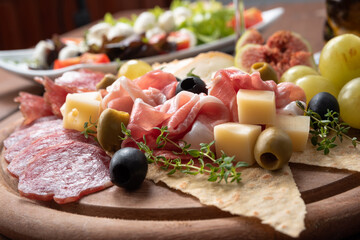 Piatto di deliziosi cibi italiani assortiti 