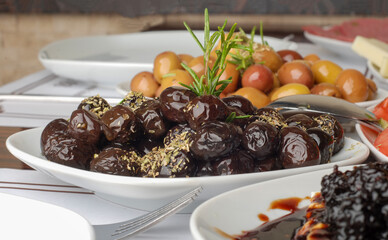 Green and black olives, food photo.