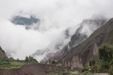 laderas de montañas con nubes bajas