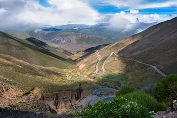 Fototapeten Ruta en laderas de montañas de clima seco © Agustín Jemic