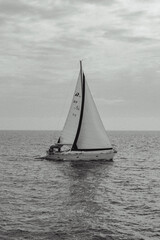 velero en blanco y negro