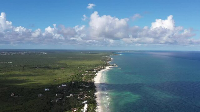 Espectacular vista a&eacute;rea panor&aacute;mica de la Playa y zona hotelera de Tulum, en el caribe, con un cielo azul y nublado como fondo.