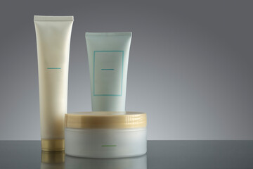 Kit de belleza para el cuidado de la piel, que incluye cremas y lociones, sobre una base de mármol gris