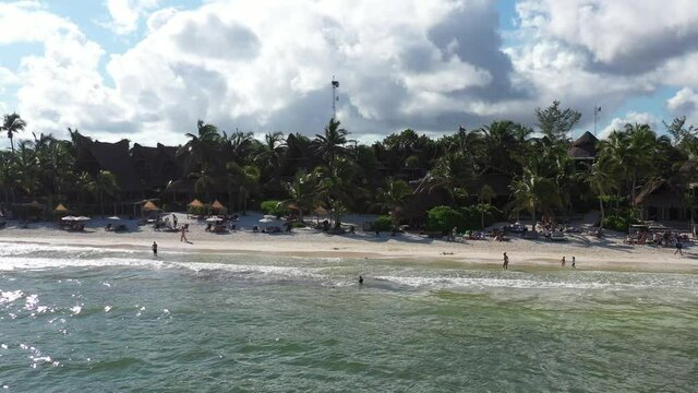 Vista a&eacute;rea frente a los hoteles boutique ubicados en Tulum Beach en Tulum, Quintana Roo.