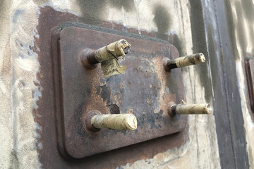 Embedded anchor block with anchor bolts mantled in concrete vertical structure