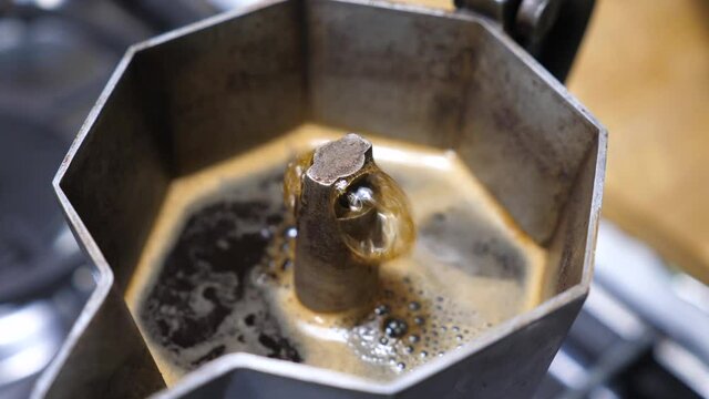 Moka con caff&egrave; sul fornello. Caffettiera italiana tradizionale.