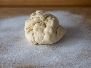 Ramen-Nudeln selber machen - Teig auf bemehlter Arbeitsfläche