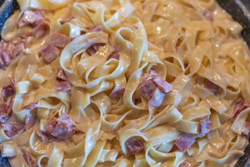 Fettuccine with ham and cream sauce