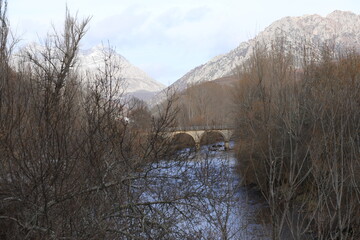 Castilla y León. León. Villayandre. Río Esla. “Ningún hombre pisa el mismo río dos veces, porque no será el mismo río y él no será el mismo hombre”. Heráclito.