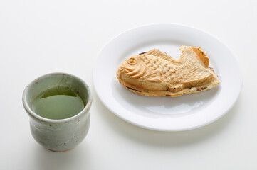 テーブルの上のたいやきとお茶