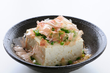 和皿に入れた木綿豆腐と花かつおと小葱