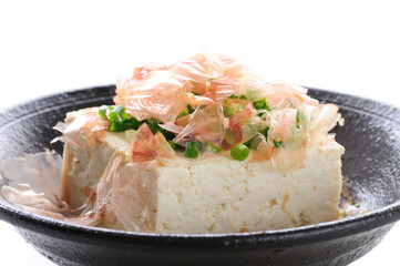 和皿に入れた木綿豆腐と花かつおと小葱