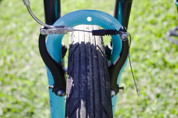 Freio de bicicleta com grama verde ao fundo