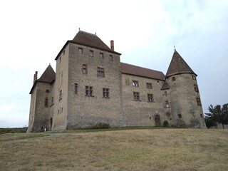 Obraz premium Le château de Septême, ancien château fort médiéval du 14 ème siècle, vue de l'extérieur, ville de Septême, département de l'Isère, France