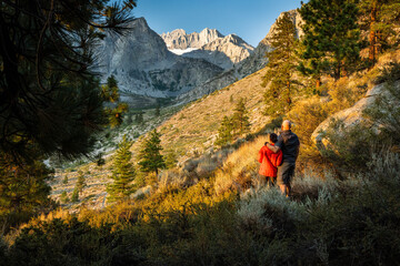 Fototapeta premium Couple takes in the view of the Middle Palisade at sunrise