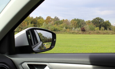 Viaggiare nella propria auto in una giornata d'autunno