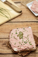 Brot mit Leberwurst und Schnittlauch