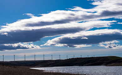 Molinos eólicos en el horizonte