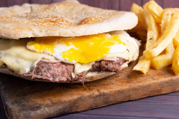 sandwich de carne y huevo