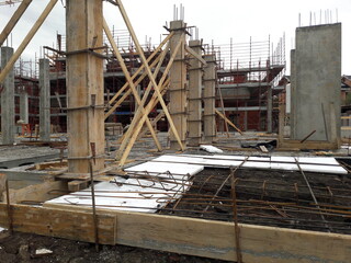 Lavori in corso nel cantiere edile per costruire case e uffici - business