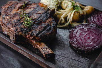 Corte asado Rib eye churrasquería emplatado barbacoa asador argentino carne asada ojo de costilla...