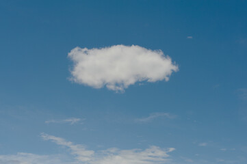 ぽっかり浮かんだ白い雲