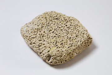 Pedra branca porosa com fundo branco