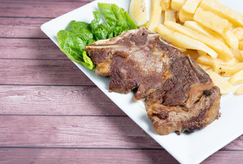 carne con papas fritas