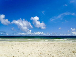 El mar caribe frente a las playas de Tulum en Quintana Roo con su tradicional color azul turquesa con un cielo azul como fondo.