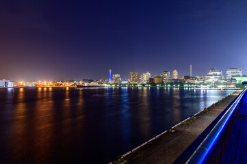 横浜の夜景　大さん橋から眺める山下公園　
