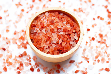Fototapeta na wymiar Pink himalayan salt in wooden bowl