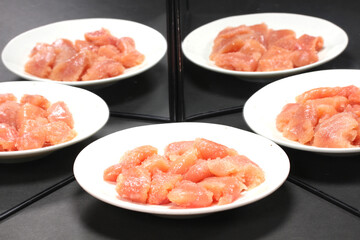 鏡に映る皿に盛ったタラコ