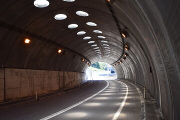 海岸道路のシェルター ／ 山形県鶴岡市の海岸に建造されている「油戸シェルター」です。すぐ横が海なので、風や波除けの役目を果たします。また冬期間は、雪から防護するために設置されたシェルターです。