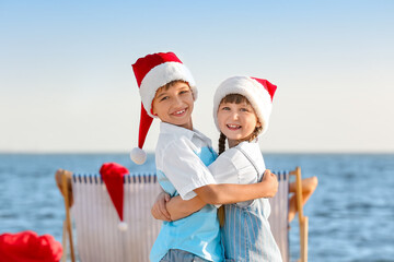 Obraz premium Happy children celebrating Christmas at tropical resort