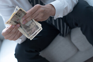 お札を数える男性