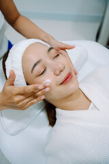 Obraz na płótnie Canvas Woman face getting a spa treatment in beauty clinic.