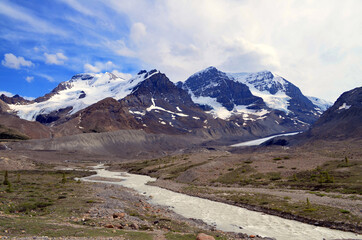 Fototapeta na wymiar Alberta, Canada - Near the Columbia Icefield in the Rocky Mountains