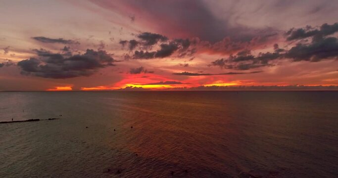 Blaue Stunde, Sonnenuntergang in Mexiko auf der Insel Holbox, unglaublich sch&ouml;ne Farben. Karibischer Ozean