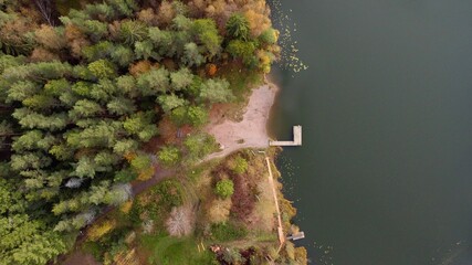 jezioro las z drona pomost przystań wczesna jesień
