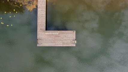 pomost drewno woda jezioro dron z góry  - obrazy, fototapety, plakaty