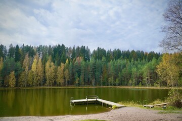 jezioro pomost las wczesna jesień zieleń krajobraz © Wojciech