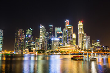 Obraz na płótnie Canvas 夜のシンガポールのダウンタウン・コアと高層ビル群の夜景