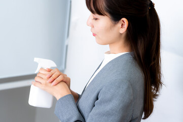 除菌する女性