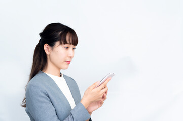 Fototapeta premium 電話で話をする女性
