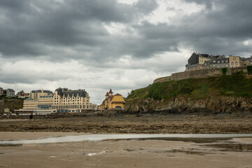 Vue sur la plage de Granville en Normandie