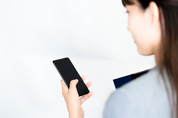 スマホを使う女性